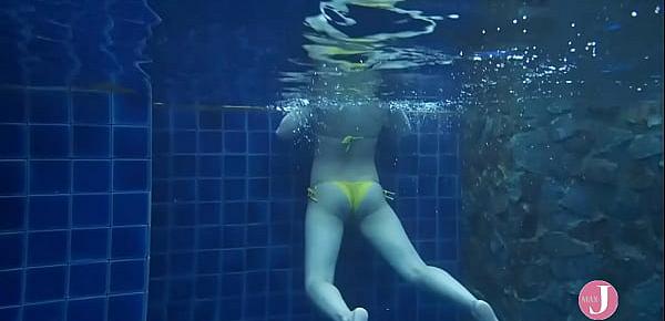  黄色のビキニが似合う彼女とプールデート、泳いでる姿を水中カメラで撮影してみました - 山中 真由実 [bmay-009]